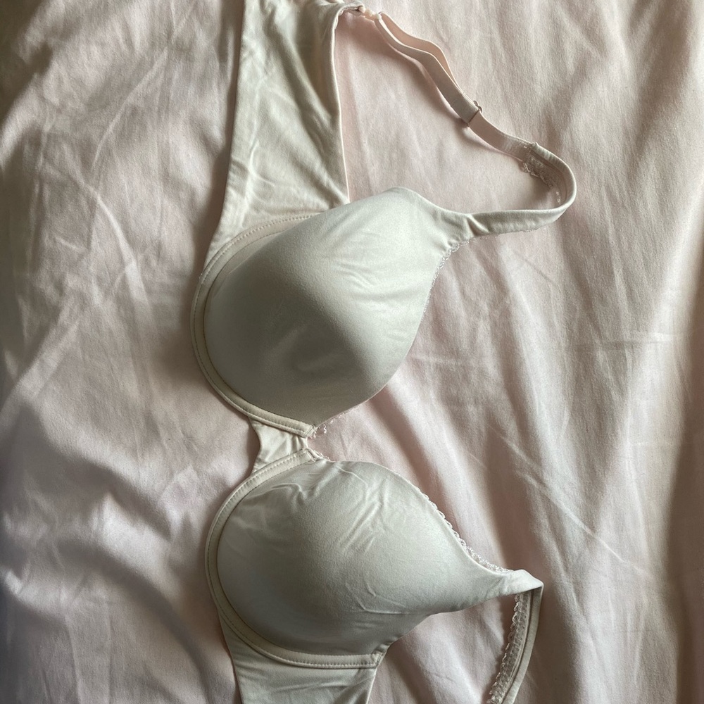Body by Victoria’s Secret light pink/nude bra